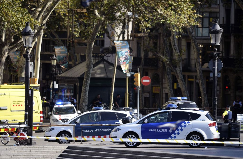 Mehrere Polizeiwagen stehen auf der Flaniermeile Ramblas in Barcelona.