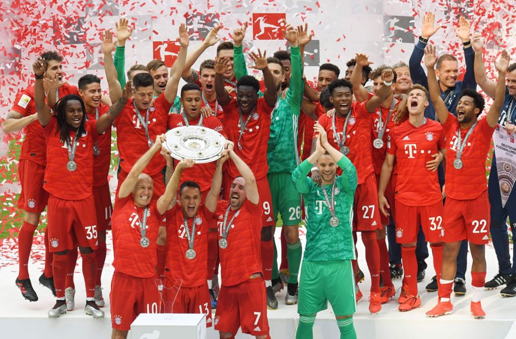 Der FC Bayern feiert - und mit ihm Franck Ribéry (unten, Zweiter von rechts) Foto: AFP