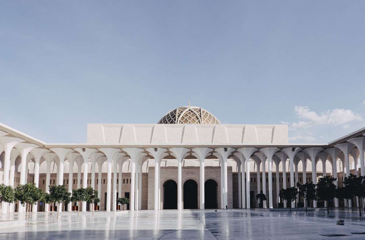 Das Frankfurter Büro KSP Jürgen Engel Architekten versteht seinen Entwurf, der vor zwölf Jahren siegreich aus einem Wettbewerb hervorging, als Neu-Interpretation der im Maghreb verbreiteten Pfeilerhallen-Moschee.