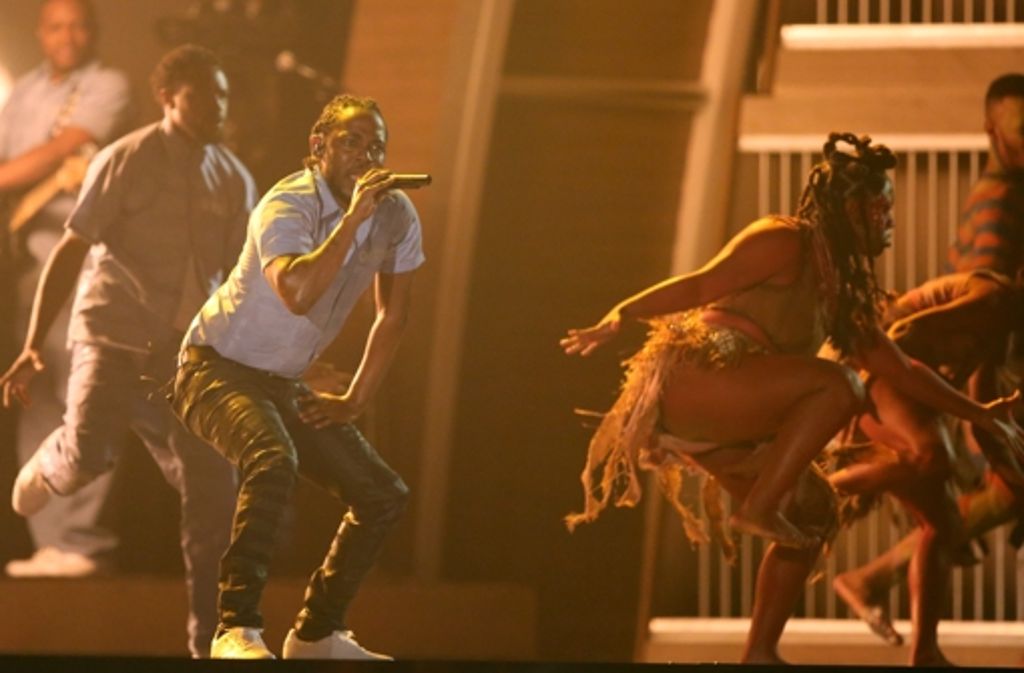 Auch der Abräumer des Abends, Kendrick Lamar, trat auf. Insgesamt fünf Trophäen hat der Rapper mit nach Hause genommen.