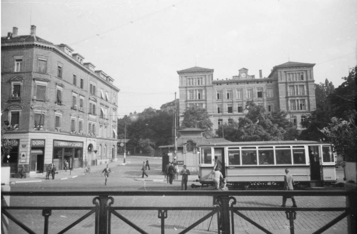 Am Stöckachplatz hasteten die Menschen schon 1942 zur Straßenbahn. Wie es links und rechts davon aussieht, zeigt die Bildergalerie.
