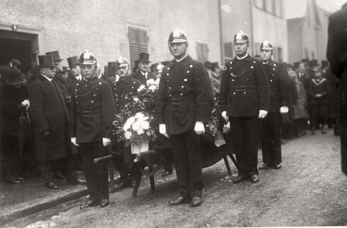 Die Beerdigung der gestorbenen Feuerwehrmänner Foto: Sammlung Winfried Schweikart