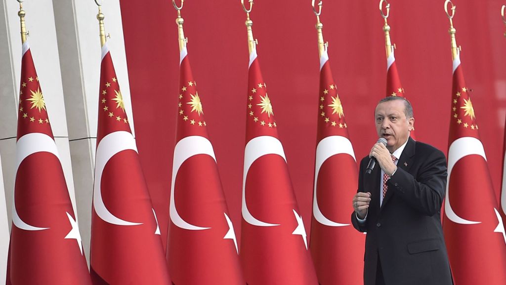 Ein  Jahr nach dem gescheiterten Militärputsch: Bei jedem Anruf ertönt Erdogans Stimme