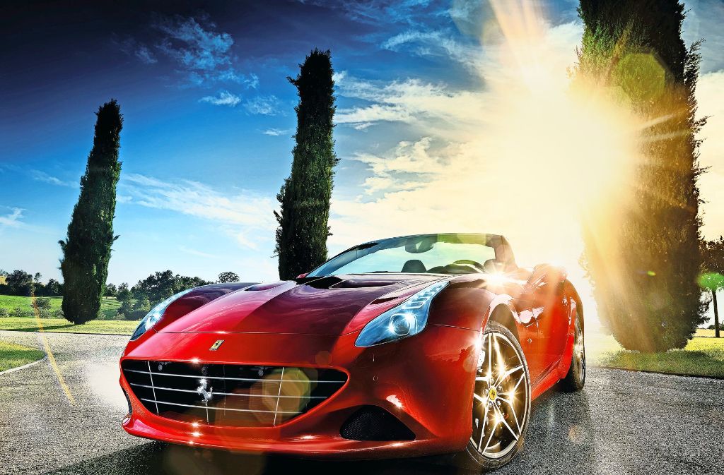 Ein neues Modell aus dem Hause Ferrari: der California T HS. Neue Modelle bekommt Raupp vom Autobauer zur Verfügung gestellt. Er fotografiert sie dann in der Gegend um Maranello. Foto: Günther Raupp