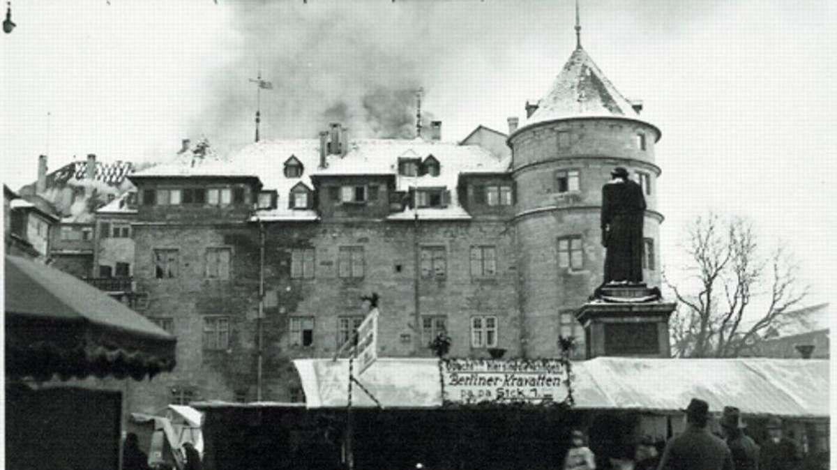 Während des Weihnachtsmarkts im Winter 1931 brennt das Alte Schloss.