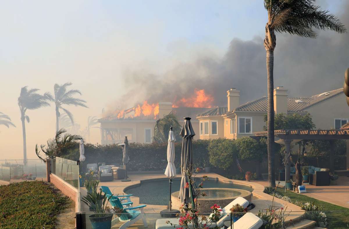 Bis zum Abend habe das sogenannte Coastal Fire rund 20 Häuser zerstört.