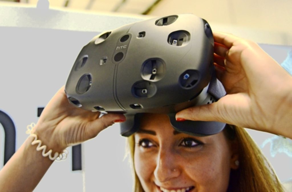 Europapremiere: auf der Messe Gamescom in Köln haben die Firmen HTC und Valve ihre neue Virtual-Reality-Brille Vive vorgestellt, die noch dieses Jahr auf den Markt kommen soll. In einer Bildergalerie zeigen wir weitere Eindrücke von der Messe.