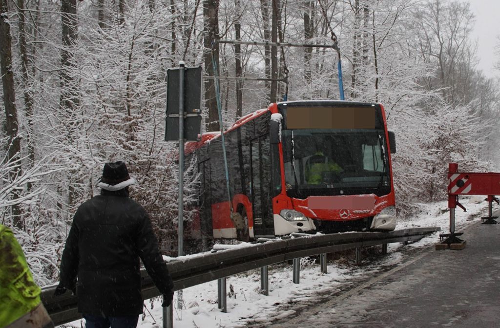 Ein Linienbus ist in Leonberg auf schneeglatter Fahrbahn auf eine Leitplanke gerutscht.