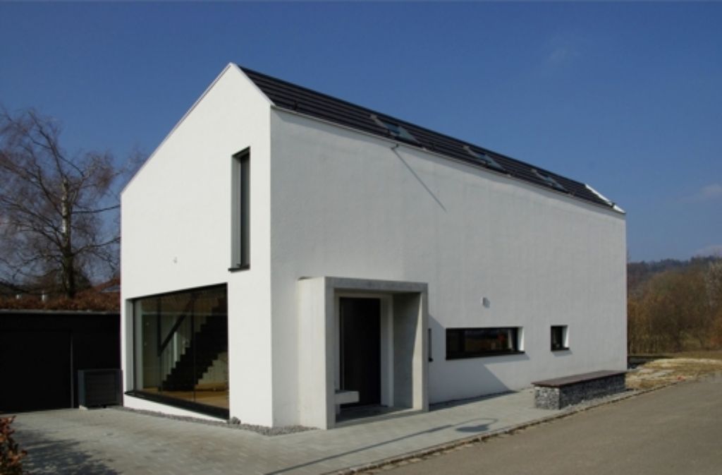 In Ottenbach steht dieses Wohnhaus aus dem Hause Schiller Architektur, das durch seine Kompaktheit gefällt.