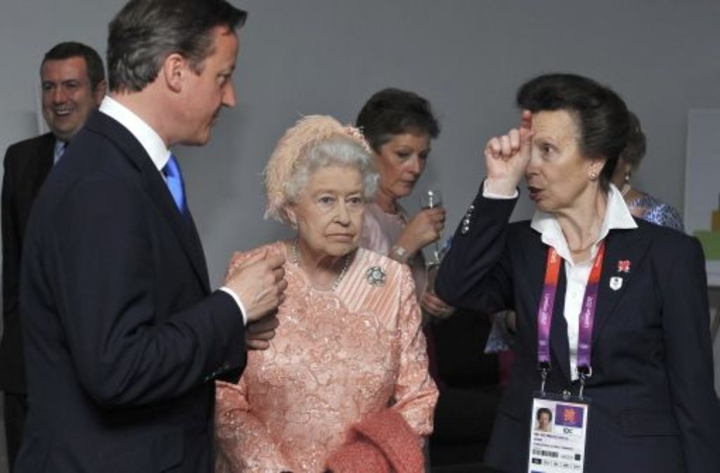 Königin Elizabeth II. (Mitte) mit Prinzessin Anne und dem Premierminister von Großbritannien, David Cameron.