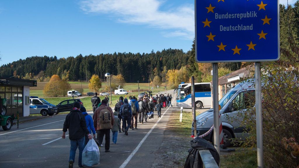  Deutschland setzt sich mit Frankreich für einen Krisenmechanimus im europäischen Asylsystem ein. Ziel ist eine größere Flexibilität: Zur schnelleren Rückführung sollen in Krisenphasen die Ansprüche an sichere Drittstaaten aufgeweicht werden. 