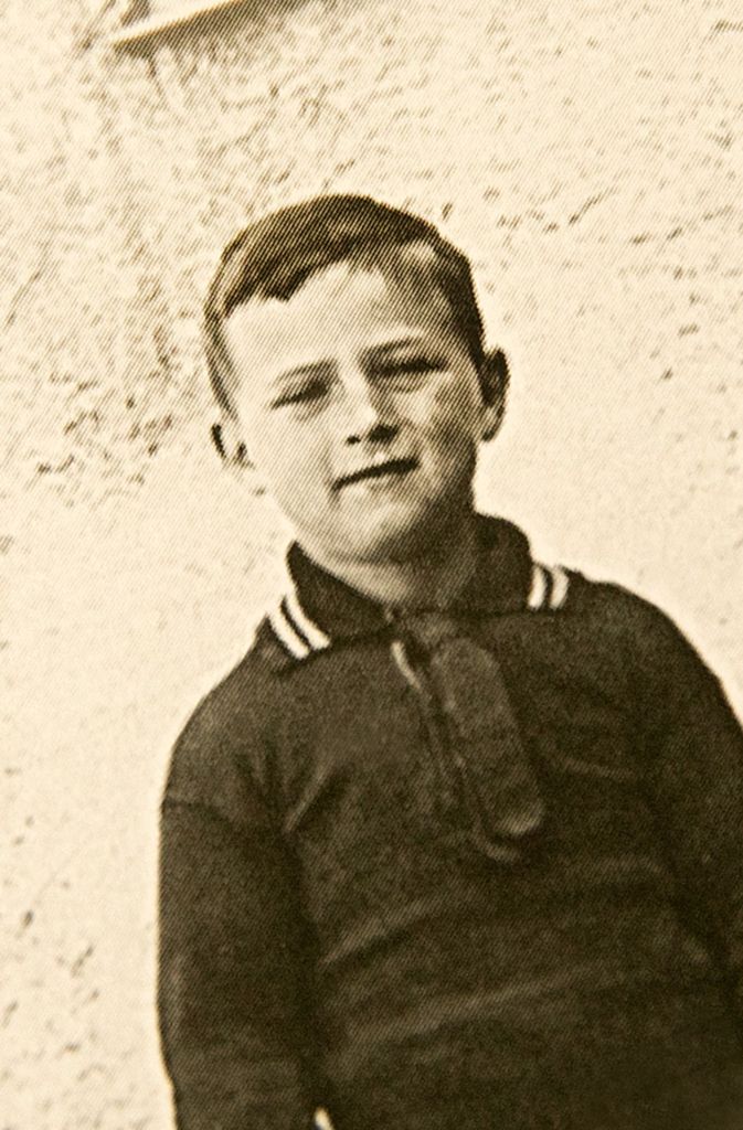 Das Foto zeigt den Schulbuben Eugen Hausmann bei der Einschulung im Jahr 1930.