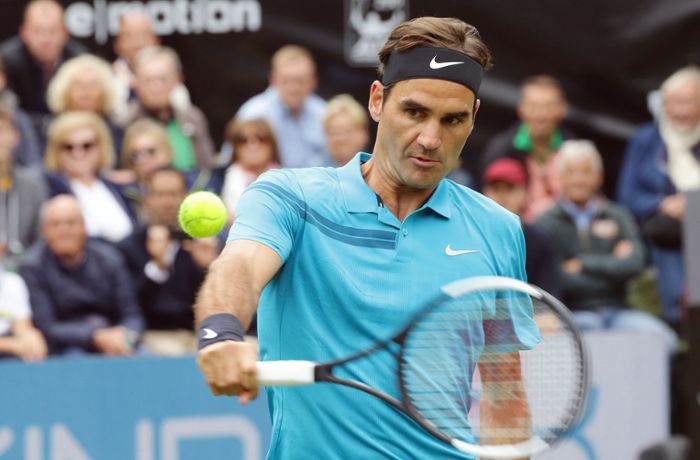 Roger Federer müht sich zum Sieg gegen Mischa Zverev