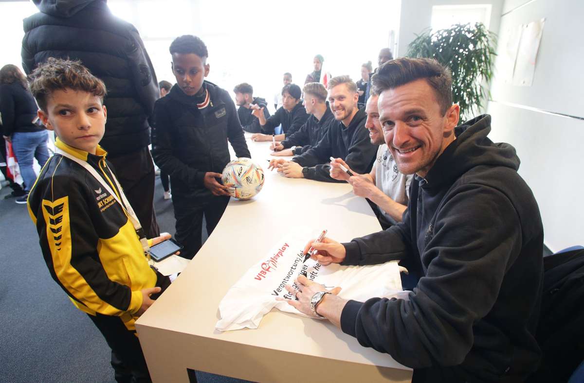Begehrtes Autogramm: Elia mit Christian Gentner, dem Leiter der Lizenzspieler-Abteilung des VfB.