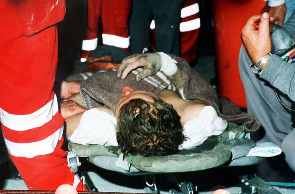 Die zehn Männer der Rettungsmannschaft waren ausgerückt, um den 24-jährigen verschütteten Bergmann Georg Hainzl zu retten. Sie blieben im Berg und wurden für tot erklärt. Im Jahr 2000 wurde die Suche nach ihren Leichen eingestellt.