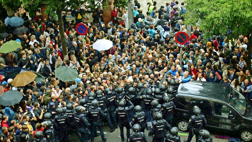  Der Tag beginnt harmlos mit langen Schlangen vor den Wahllokalen. Doch dann versucht die spanische Polizei gewaltsam, die Abstimmung über die Unabhängigkeit Kataloniens zu verhindern. Hunderte werden verletzt. 