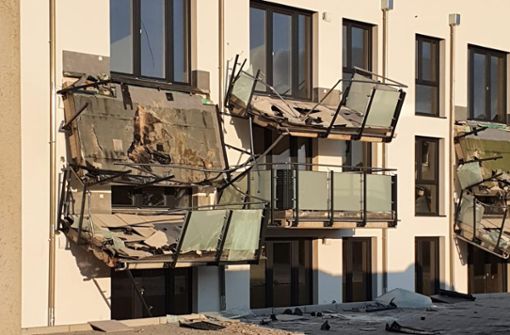 Eine Spur der Zerstörung an einem Neubau hinterlässt ein Baggerfahrer, der die Balkone und einige Fenster mit der Schaufel bearbeitete.  Foto: Privat