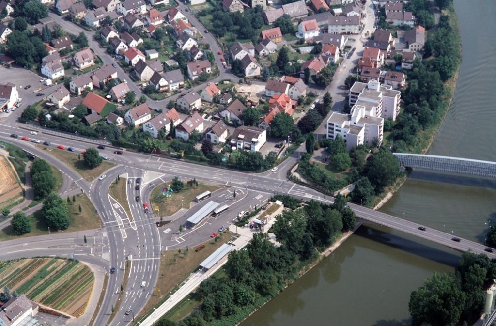 Direkt am Neckar und außerhalb der Bebauung liegt die Endhaltestelle der Linie U14 nach Remseck auf Neckargröninger Gemarkung. Vom Bahnhof sind es nur wenige hundert Meter nach Neckargröningen und in das benachbarte Neckarrems.
