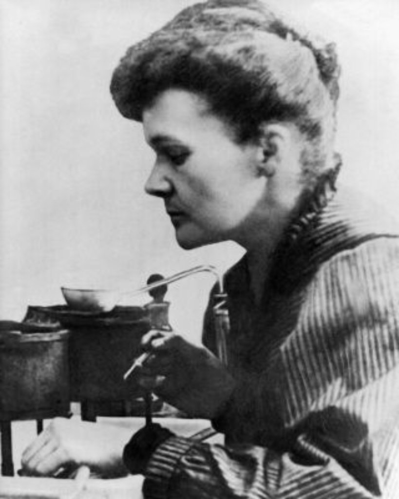 Schon im Rahmen ihrer Doktorarbeit entdeckt sie das Polonium, später das Radium und legt so den Grundstein für die Erforschung der Radioaktivität - gemeinsam mit ihrem Ehemann Pierre bekommt sie 1903 den Nobelpreis für Physik: Marie Curie.