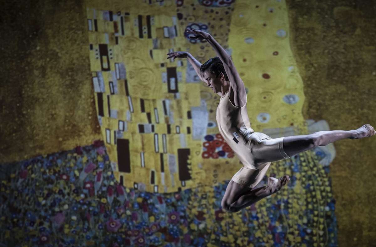 Von Klimts Gemälde „Der Kuss“ inspiriert war Aurora de Moris Choregrafie-Debüt „Klimt’s persuasion“ mit Adhonay Soares da Silva, das im Mai 2016 bei der Noverre-Gesellschaft uraufgeführt wurde. Im Jahr darauf folgte „Devenire anima“.