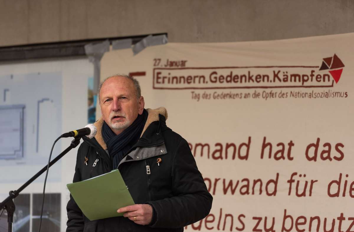 Erhard Korn, Vorsitzender der Rosa-Luxemburg-Stiftung Baden-Württemberg, warnte vor einem neuen Faschismus, der aus der Mitte der Gesellschaft kommt.