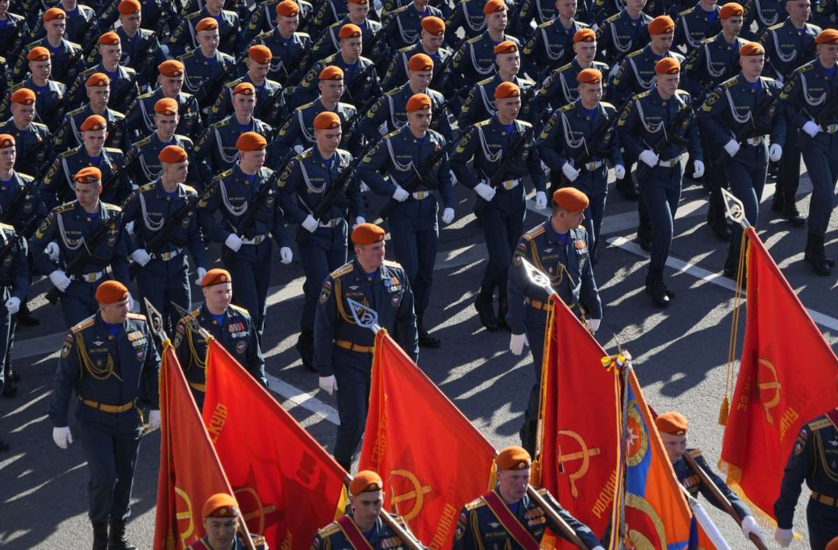Für Russland ist dieser Tag der „heiligste Feiertag“ – der „Tag des Sieges“ der Sowjetunion über Nazideutschland. Und er wird trotz der verheerenden russischen Verluste an Kriegsmaterial und Soldaten in der Ukraine „wie gewohnt“ über die Bühne gehen.