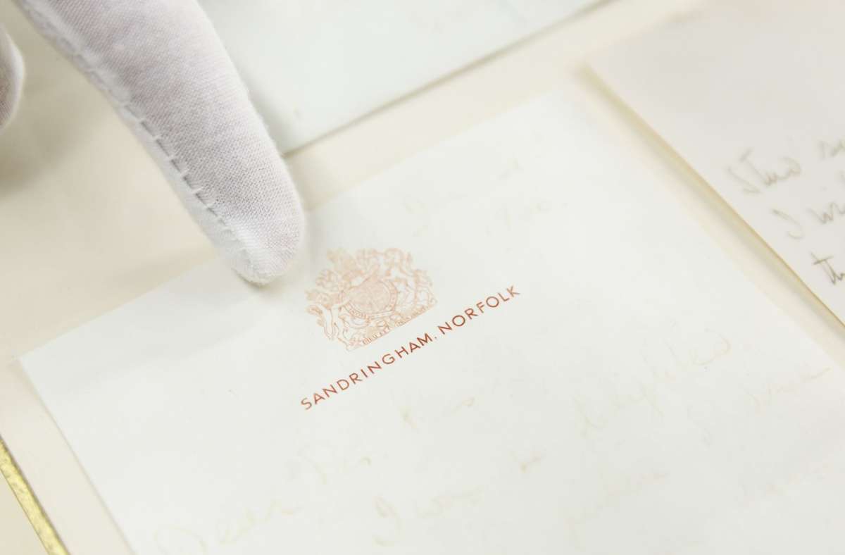 Auf dem Briefkopf ist „Sandringham Norfolk“ zu lesen. Die britische Königsfamilie unterhält einen Landsitz mit diesem Namen.