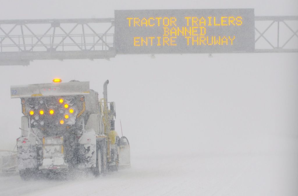 Die Straßen, hier in der Nähe von Albany, New York, müssen permanent von Räumungsfahrzeugen vom Schnee befreit werden.