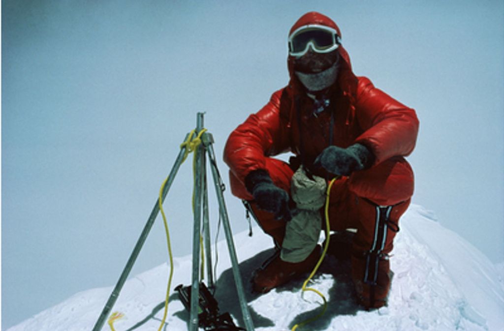 Am 8. Mai 1978 erreichten der Südtiroler Reinhold Messner und der Österreicher Peter Habeler als erste Menschen ohne zusätzlichen Sauerstoff den Gipfel des Everest. Zwei Jahre später, am 20. August 1980, stand Messner ganz alleine auf dem höchsten Berg der Erde, erneut ohne Sauerstoffgerät.