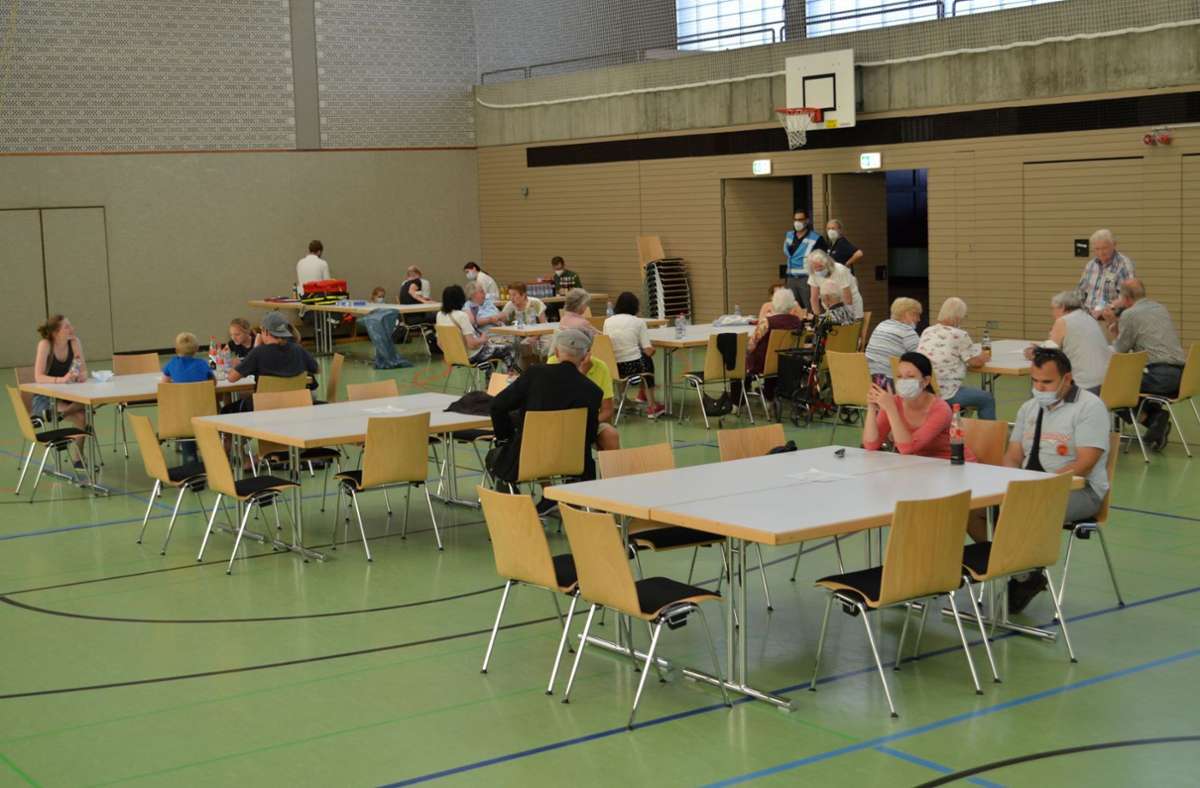 Zwischenzeitlich kommen die evakuierten Gebersheimer in Höfingen in der Strohgäuhalle unter.