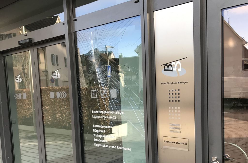 Die unbekannten Täter zerstörten unter anderem am Bürgeramt in Bietigheim eine Scheibe im Eingangsbereich. Der Schaden wird auf über 1500 Euro veranschlagt.
