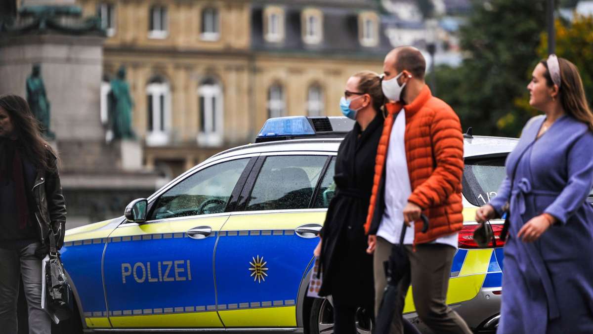 Stuttgart überschreitet Corona-Warnstufe: Sperrstunde, Masken, Alkohol: Stadt berät weiter über Maßnahmen