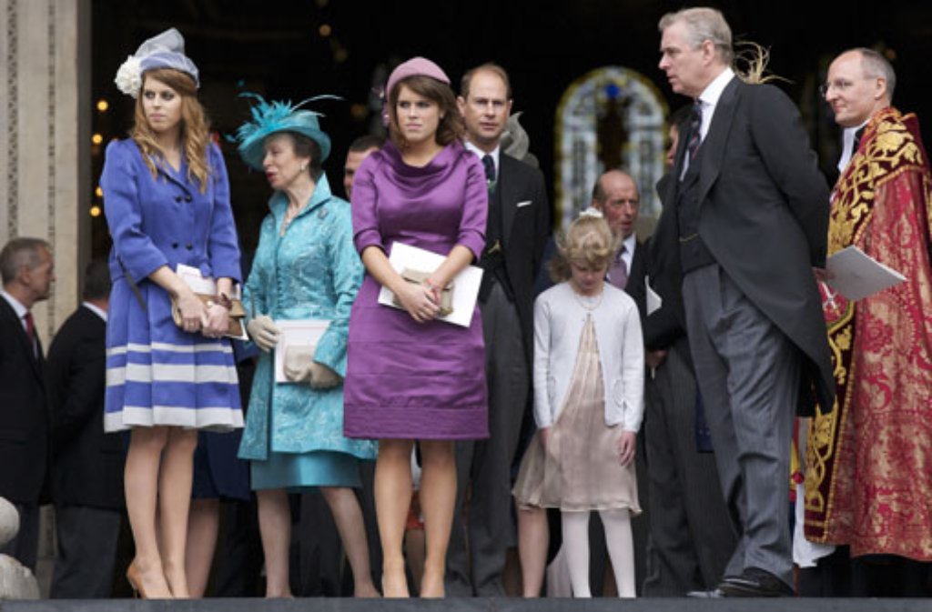 Andrew scheint seiner Ex-Frau vieles zu verzeihen. Seit 2008 leben Sarah und Andrew sogar wieder unter einem Dach - "Fergie" schlüpfte in einem Flügel des Wohnsitzes des Herzogs unter. Bei öffentlichen Auftritten taucht Prinz Andrew aber stets nur mit seinen Töchtern auf.