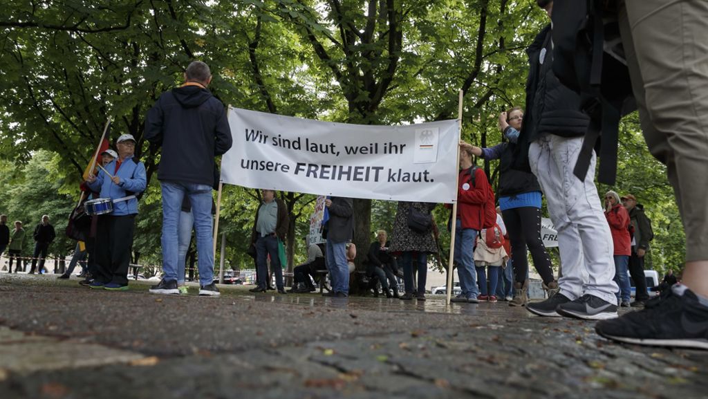 Protest gegen Corona-Maßnahmen: Rund 60 Menschen haben am Karlsplatz demonstriert