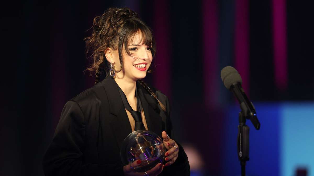 Musikpreis in Bielefeld verliehen: „1Live-Krone“ für Nina Chuba und  Cro