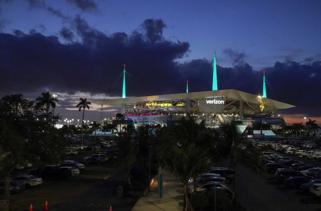 Austragungsort des großen Endspiels der amerikanischen Football-Profiliga NFL ist das Hard Rock Stadium in Miami.