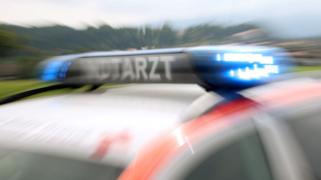  Bei einem Unfall in Vöhrenbach im Schwarzwald-Baar-Kreis am Montagmorgen ist ein 90-Jähriger mit seinem Auto auf einen Reisebus voller britischer Schüler geprallt. Es gab mehrere Verletzte. - 