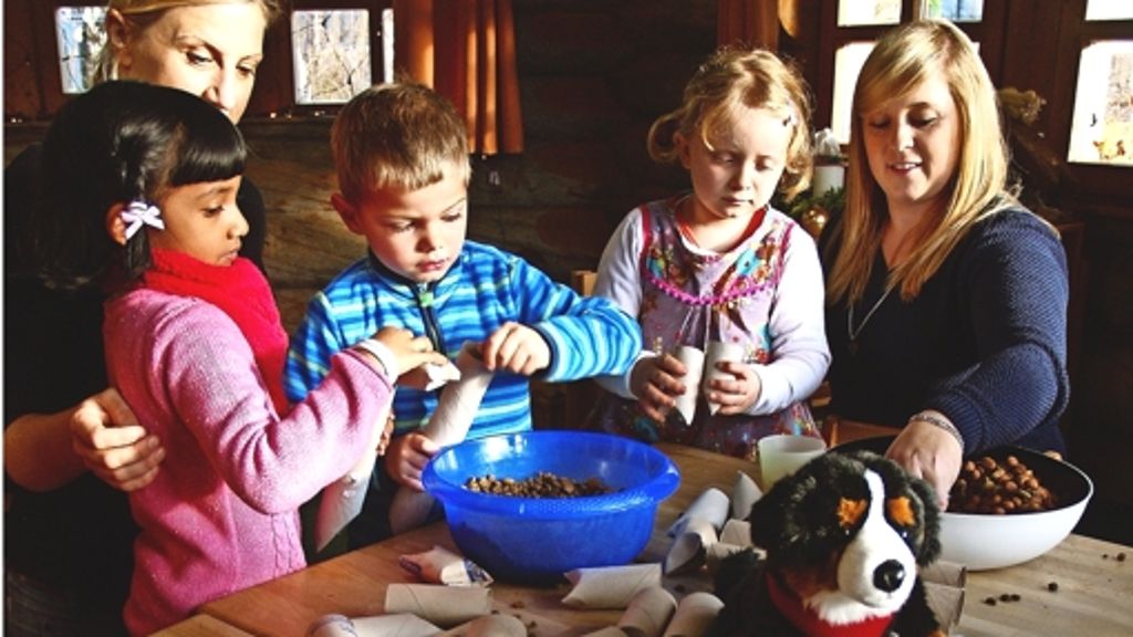 Weihnachten im Tierheim: Kinder packen Leckerligeschenke