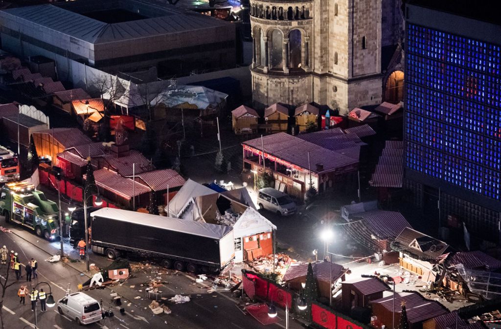 3. Terror: Am 19. Dezember 2016 kapert Anis Amri einen Sattelzug, ermordet den Lkw-Fahrer und rast mit dem Fahrzeug in den Weihnachtsmarkt an der Berliner Gedächtniskirche. Elf Menschen sterben. Bis heute sind viele Hintergründe der Tat rätselhaft.