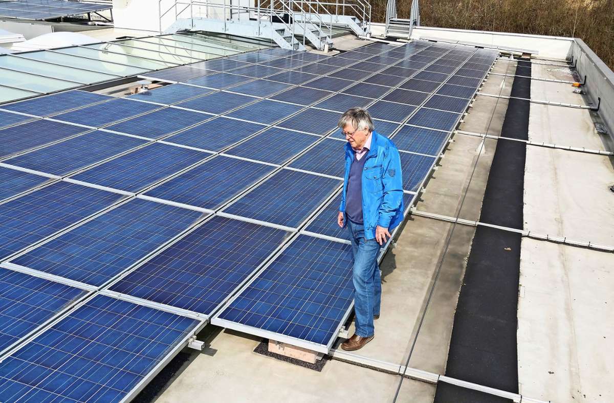 Fotovoltaik auf dem Dach der Leonberger August-Lämmle-Schule:  Rüdiger Beising beim Kontrollgang. Foto: privat