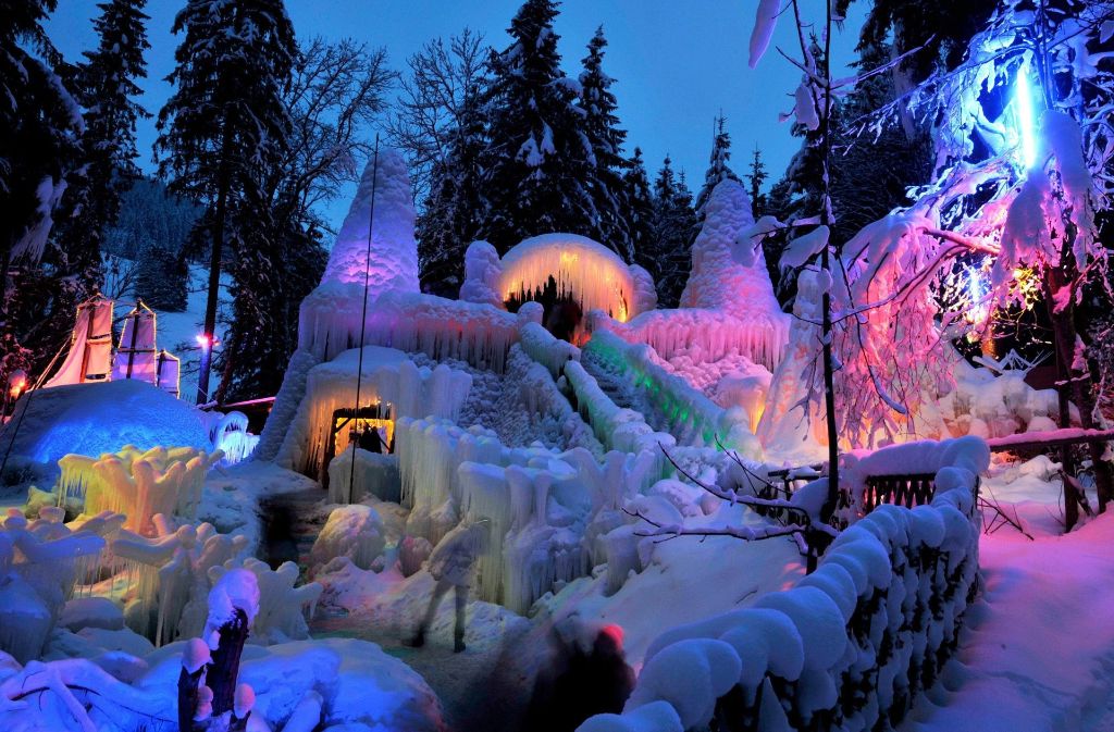 „Eisgärtner“ Karl Neuhaus konsturiert am Schweizer Schwarzsee jedes Jahr Wunderwerke aus Eis und Schnee.