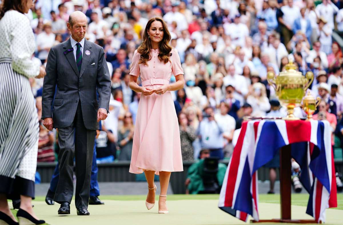 Ein zartes Chiffonkleid von Beulah London kleidete Herzogin Kate beim Tennisturnier von Wimbledon 2021 gut – ...