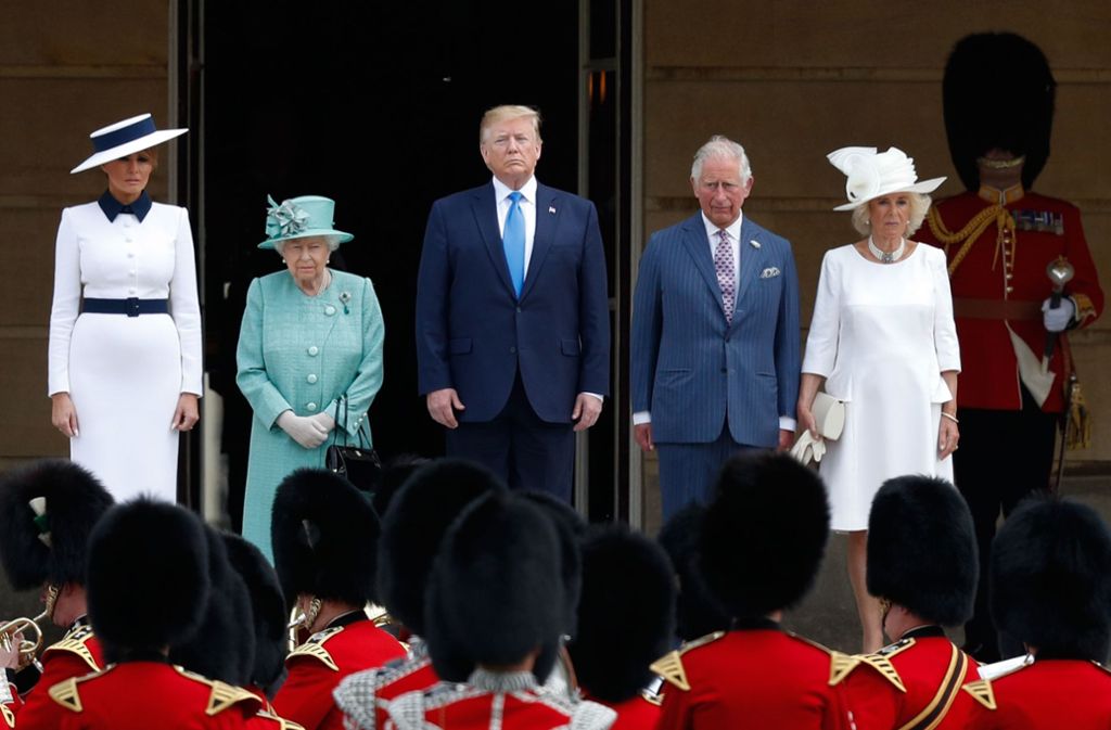 Bei der Willkommenszeremonie waren unter anderem Donald Trumps Gattin, Melania und von Seiten der Queen Sohn Charles und seine Ehefrau Camilla anwesend.