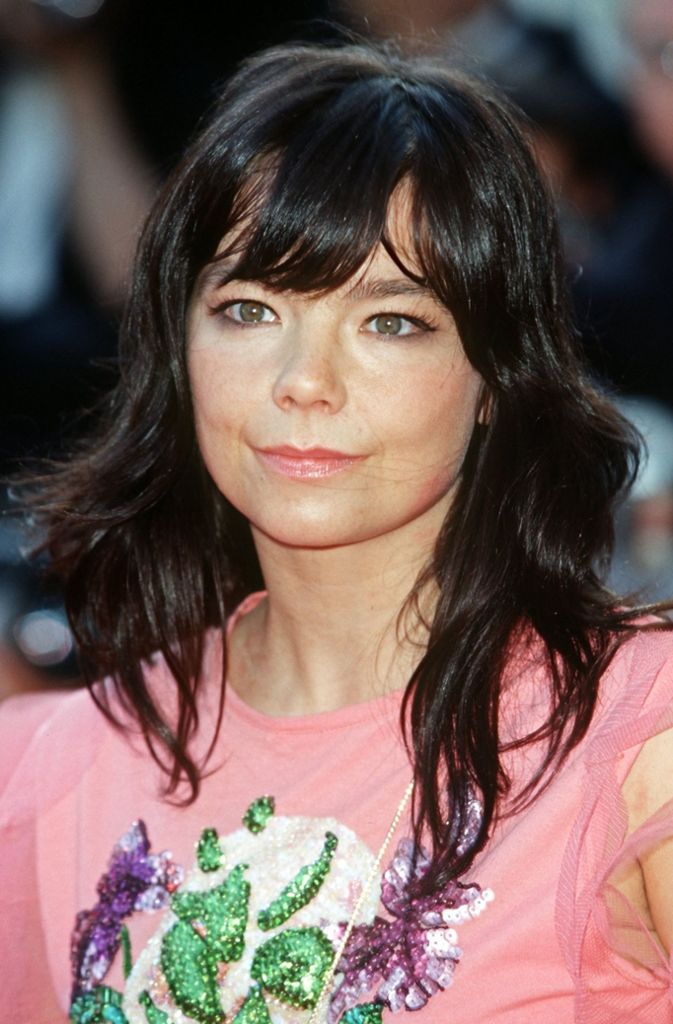 Björk Vielleicht ist sie ja die bekannteste Isländerin aller Zeiten? Die Sängerin Björk hat neben ihrem Hauptberuf zwar auch noch vier bemerkenswerte Rollen als Filmmitwirkende zu bieten, eine halbe (ihr Kurzauftritt in „Prêt-à-Porter“), eine tolle (als Senta in Lars von Triers „Dancer in the Dark“), eine befremdliche (im Experimentalfilm „Drawing Restrain 9“ ihres Ex-Mannes Matthew Barney) und eine bemerkenswerte (im Dokumentarfilm „The Nature of Music“, in dem sie mit Richard Attenborough eine Stunde lang nur über die Bedeutung von Musik spricht). In erster Linie ist sie jedoch Sängerin, zunächst auf ihrem mit zwölf Jahren (!) veröffentlichten Debütalbum, dann mit 14 (!!) in einer Punkband und mit 15 (!!!) in einer Fusion-Jazz-Formation, später erst mit dem Experimentalprojekt KUKL, danach mit der sehr sonoren Popband Sugarcubes und zuletzt auf bis dato neun Alben als Solistin. Wollte man nun aber allein über ihre Sangeskunst schreiben: Dann wäre diese Kolumne hier auch für das nächste halbe Jahr belegt. (juw)