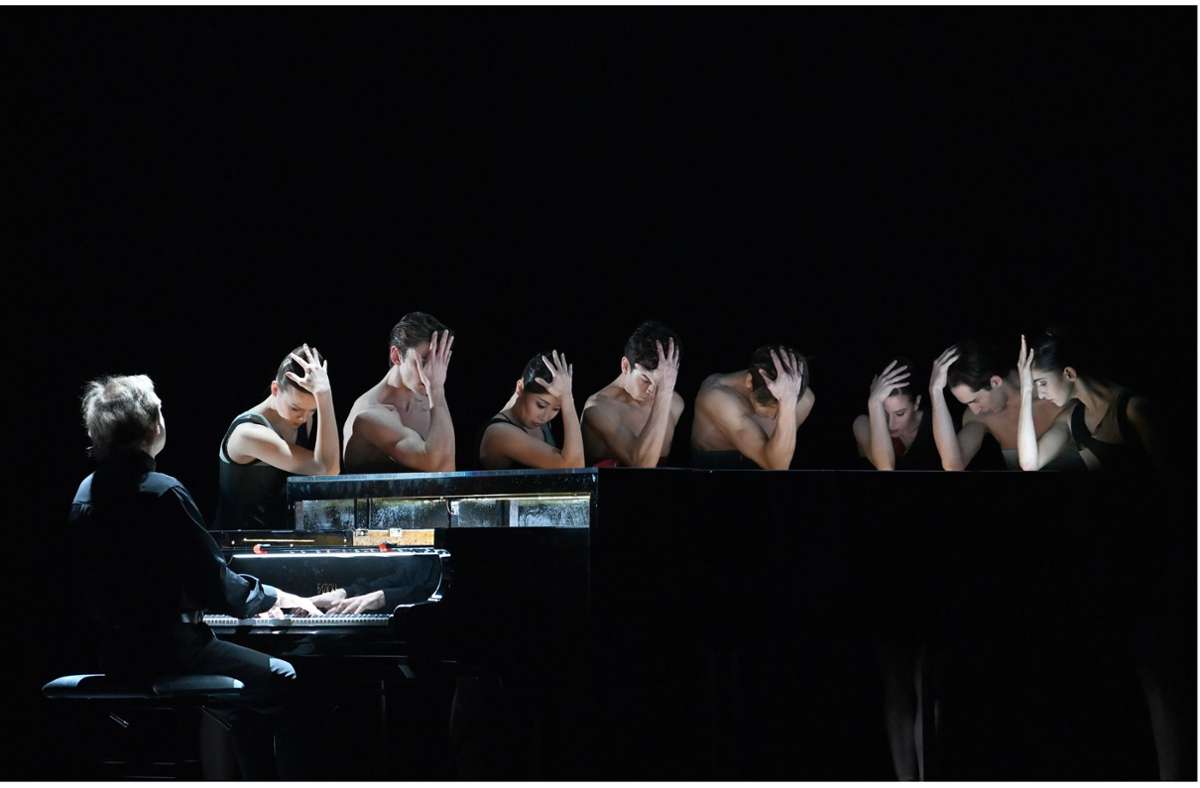 Acht Tänzer, ein Pianist: So beginnt Mauro Bigonzettis neues Ballett „Einssein“.