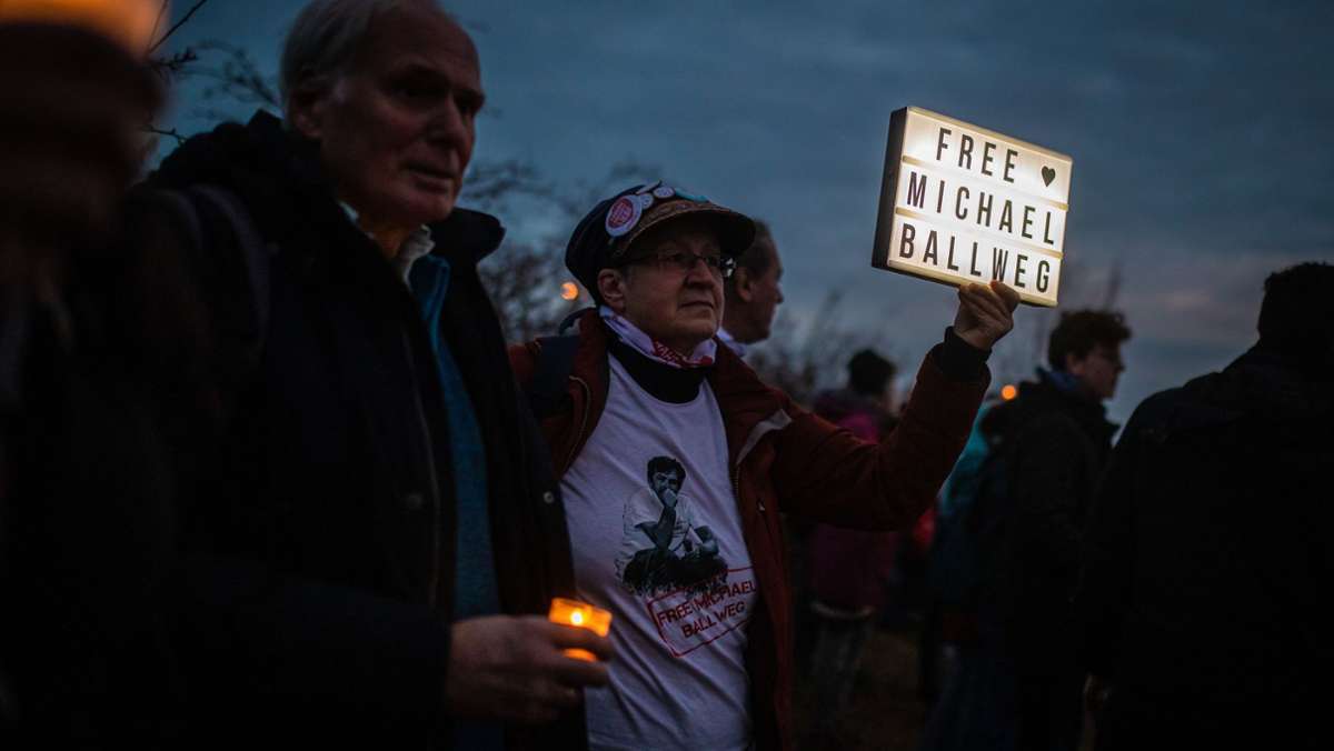 Heiligabend in Stuttgart-Stammheim: Ballweg-Anhänger demonstrieren für Freilassung von Querdenken-Gründer
