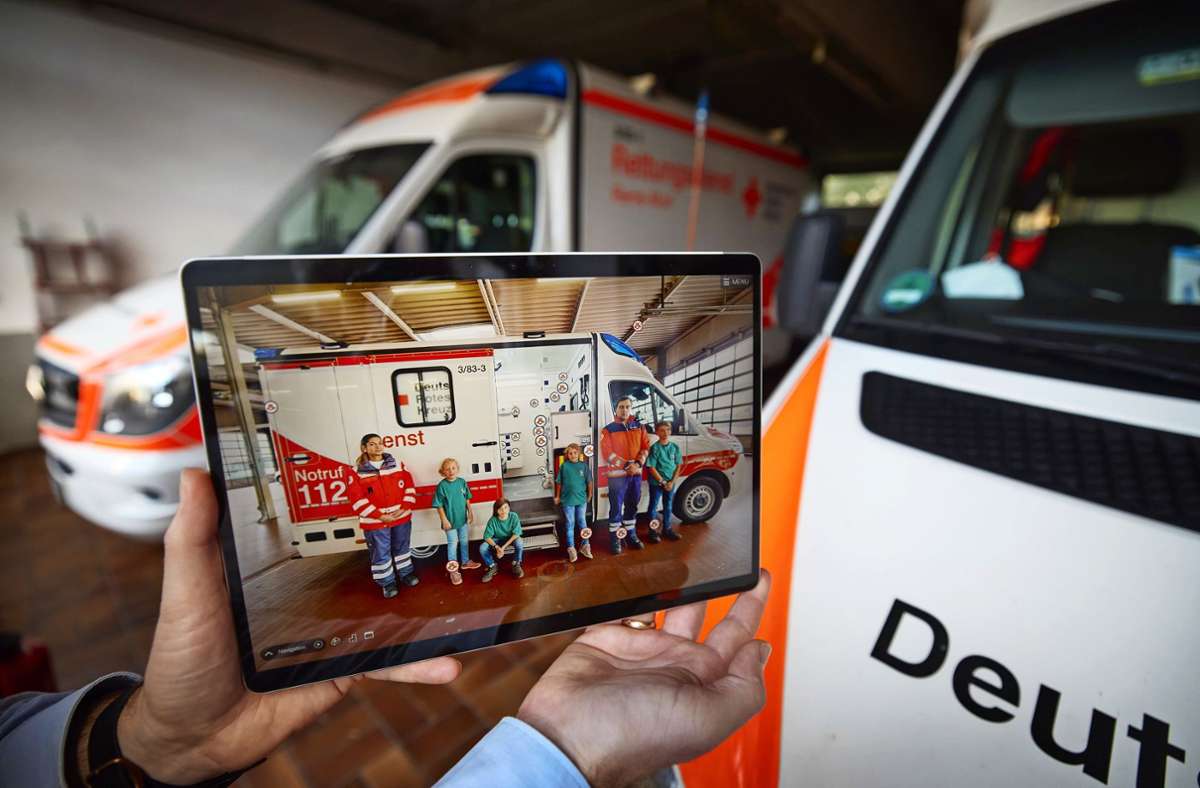 Am Computer oder Tablet kann man sich realitätsnah in einem Krankenwagen des  Waiblinger Roten Kreuzes  umschauen. Foto: Gottfried Stoppel
