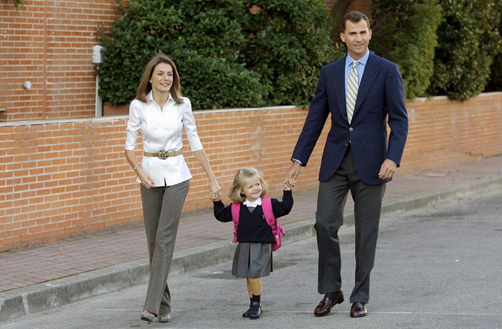 September 2008: Der damalige Kronprinz Felipe und seine Frau Letizia begleiten ihre Tochter Leonor zu deren Einschulung – in genau die Vorschule, die einst auch ihr Vater besuchte.