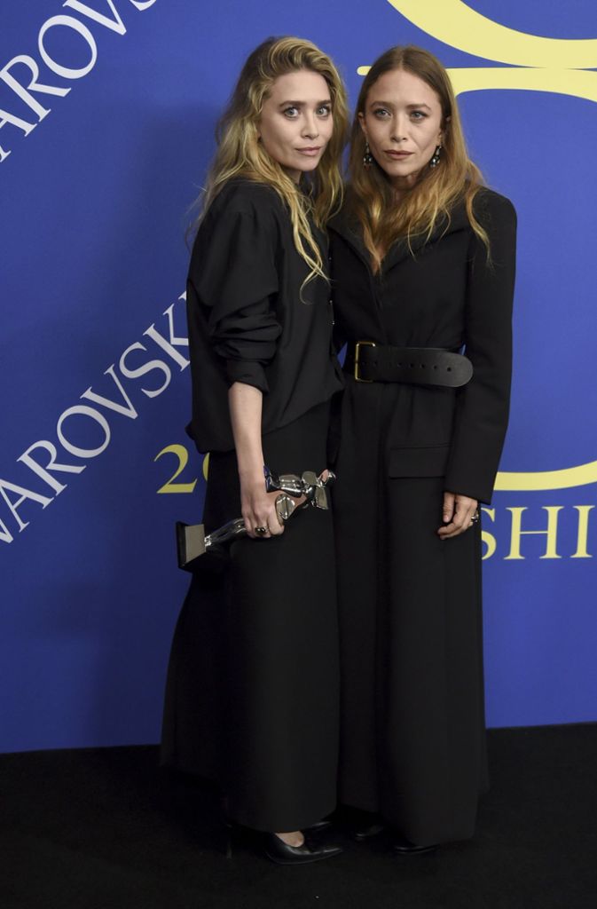 Auch dieses Duo wagte einen modisch fragwürdigen Look: Ganz in Schwarz kommen diese überdimensionalen Outfits von Ashley (links) und Mary-Kate Olsen wie zu große Schuluniformen daher.