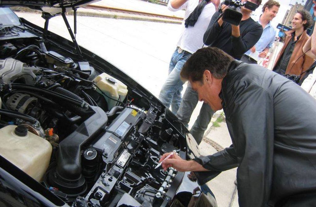 Der US-Schauspieler Hasselhoff hat den Motorraum von Florian Berteles Wagen signiert.